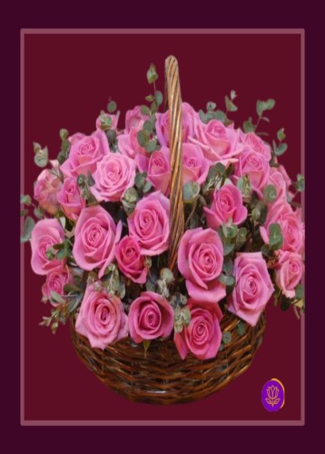 Canasto aromático con rosas y eucaliptos